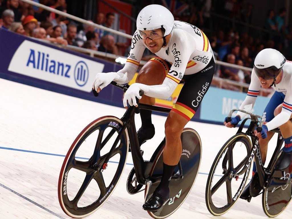 🌈 ¡SEBASTIÁN MORA CAMPEÓN DEL MUNDO DE PUNTUACIÓN! 🌈

🏆 Se ha impuesto al local Niklas Larsen 🇩🇰 por sólo un punto

🔎 Ha vencido el sprint final y ha ganado dos vueltas, claves en su triunfo

🥇🥇 Es su segundo título mundial, tras el ganado en Scratch en 2016 #Ballerup2024