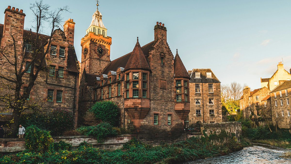 Journey to the capital of Scotland—Edinburgh—this fall! 🍁 Experience vibrant festivals like the Samhuinn Fire Festival and take in the stunning autumn colors throughout the city’s parks and hills. Smaller crowds and crisp weather make it the perfect time to explore.