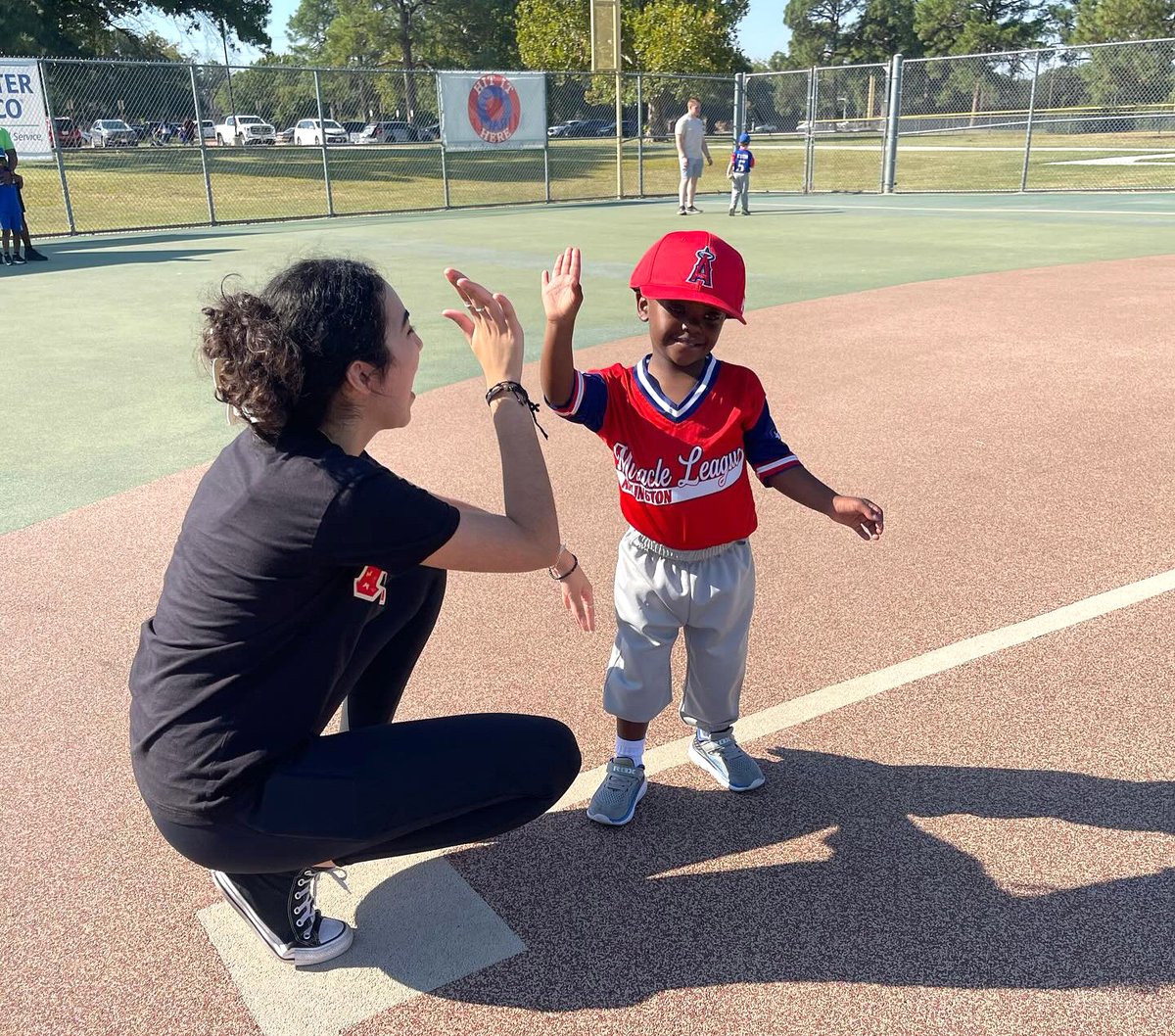 ArlingtonParks's tweet photo. #FunFactFriday: Doug Inman Miracle Field opened at Randol Mill Park in 2006! Children &amp; young adults with disabilities can fulfill their dream of playing baseball on the rubberized turf field that accommodates wheelchairs &amp; other devices.
#APRD100 #NaturallyFun #AmericanDreamCity https://t.co/jw7RKeKteO