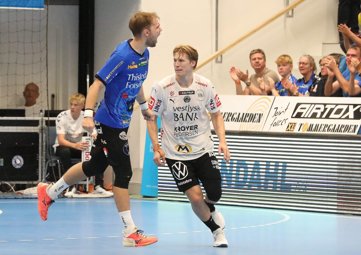 MorsThyHandbold's tweet photo. 𝗘𝗥 𝗜 𝗞𝗟𝗔𝗥 𝗧𝗜𝗟 𝗠𝗘𝗥𝗘 𝗔𝗙 𝗗𝗘𝗧 𝗛𝗘𝗥 𝗜 𝗠𝗢𝗥𝗚𝗘𝗡? 💙

Vi glæder os helt vildt til kampen mod Ribe-Esbjerg HH i Thy Hallen i morgen kl. 15.30 🎉

Der er stadig ledige billetter til kampen her: https://t.co/zDErN1geAT 🎟️ https://t.co/V4zqfcGuPC