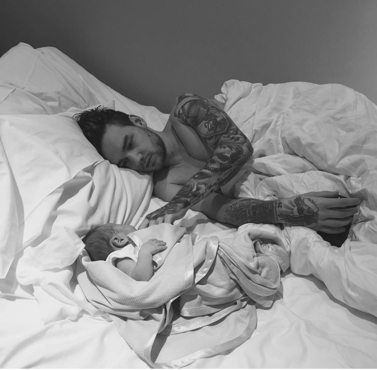LiamPayneVnzla's tweet photo. Cheryl vía Instagram:

“Mientras trato de navegar por este evento devastador y trabajar a través de mi propio dolor en este momento indescriptiblemente doloroso, me gustaría recordar amablemente a todos que hemos perdido a un ser humano. 

+ https://t.co/Cb29nb7vwC
