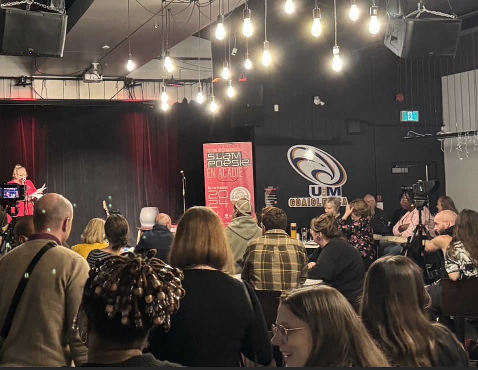 L'Université de Moncton a accueilli avec un grand succès l'ouverture de la 8e édition du Festival international de slam/poésie en Acadie.🎤

Cet évènement a lancé une série d'activités enrichissantes tout au long de la semaine 👏