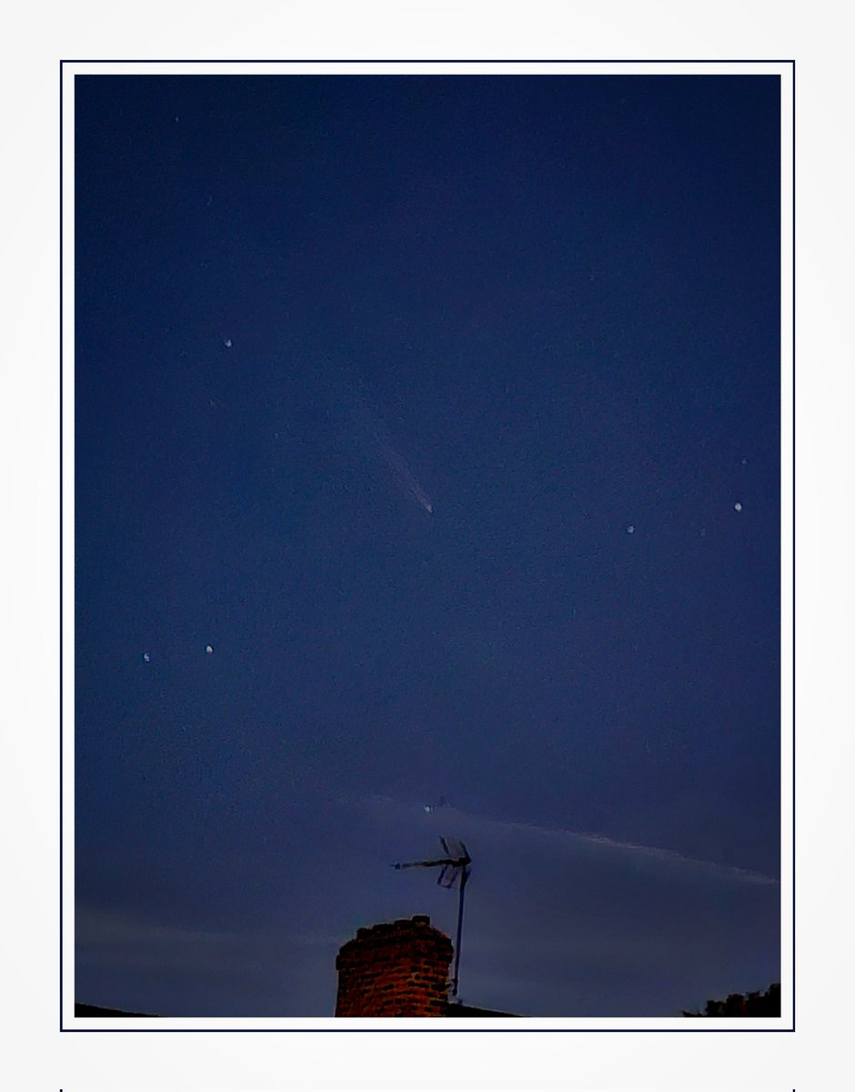 Not the best photo of a comet ever, but still... 😃

#comet #atlas #CometC2023A3 @C2023A3