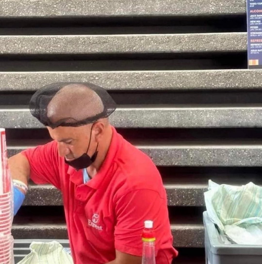 Palhacaa1's tweet photo. Pra não ter perigo de cair cabelo na comida https://t.co/1giJfZNyCu