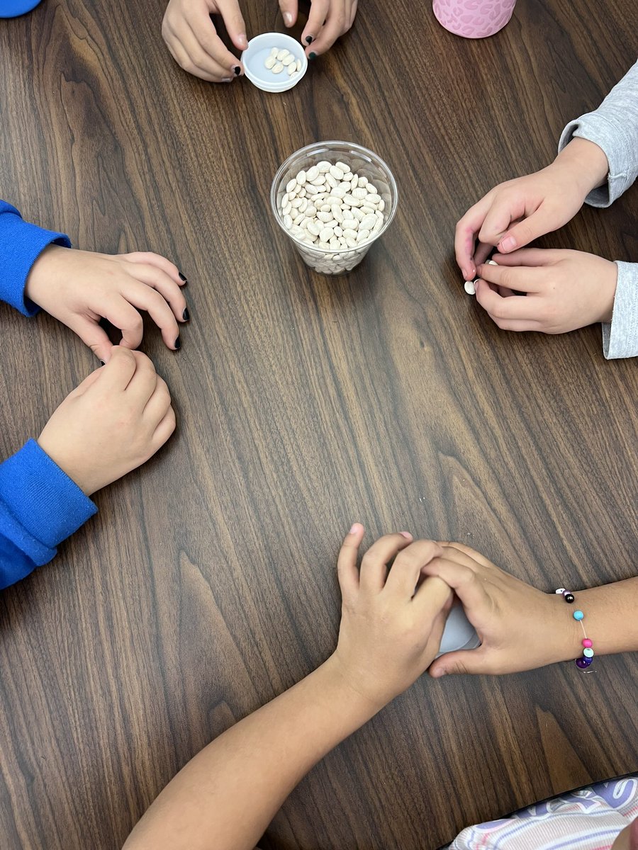 MrsGutierrezBF's tweet image. Fe Fi Fo Fum we are counting beans and not smelling any Englishman…#BridgesInMath @_drdamian #estimation @HewittGeoff2023 @bfes_ltps @LTPS1