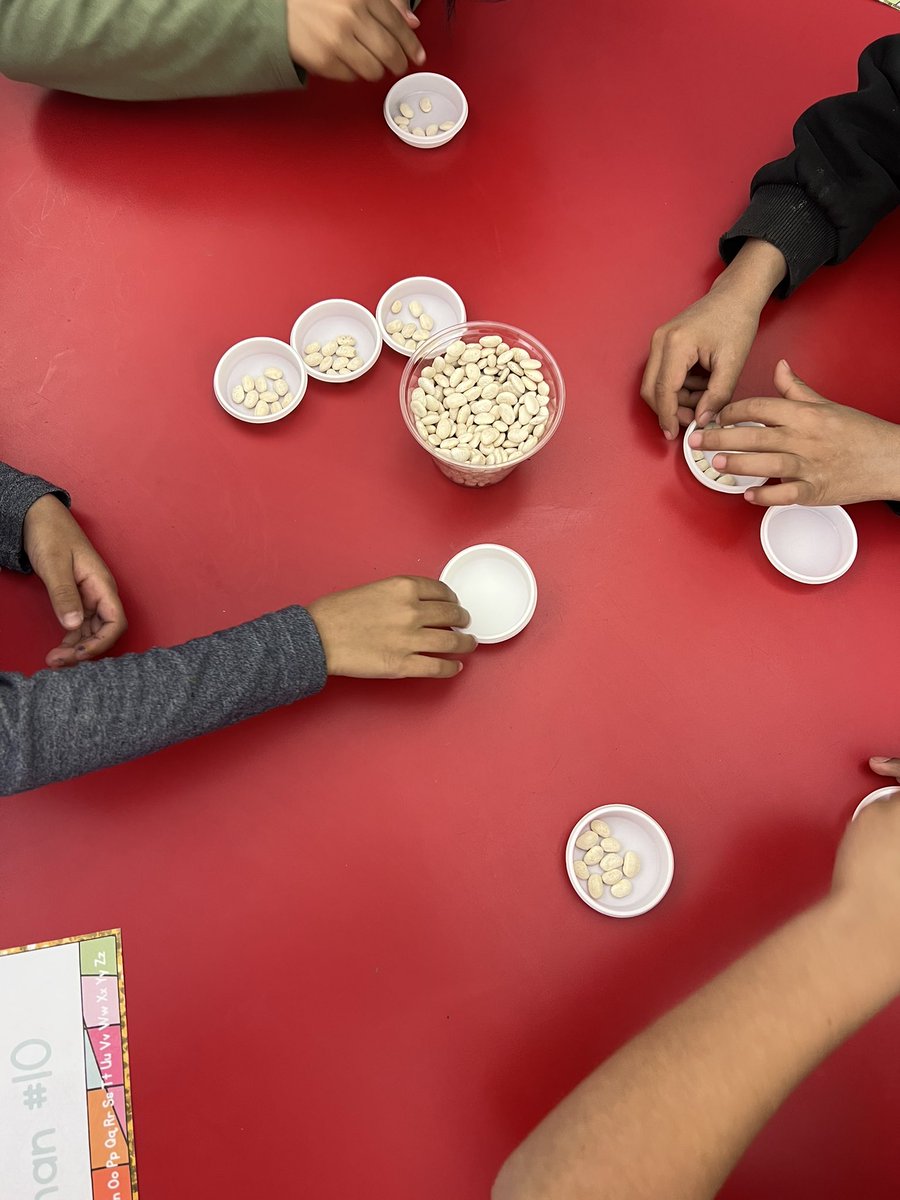 MrsGutierrezBF's tweet image. Fe Fi Fo Fum we are counting beans and not smelling any Englishman…#BridgesInMath @_drdamian #estimation @HewittGeoff2023 @bfes_ltps @LTPS1