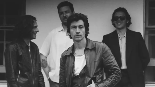 Um ano sem Arctic Monkeys 😭 Vem relembrar como foi a última era da banda, 'The Car', nessa thread!

🧶
