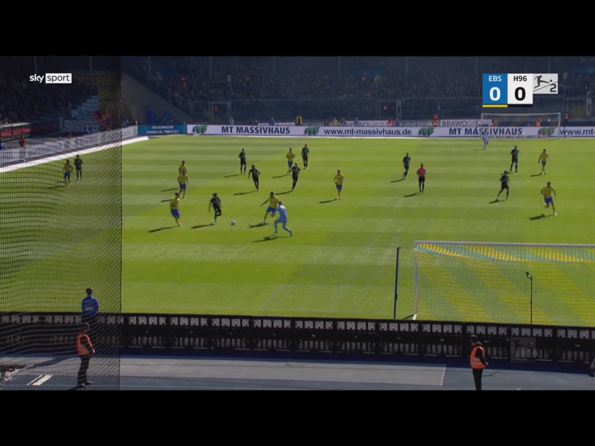 Grill ist einfach kein mitspielender TH dafür muss seine Ausgangsposition viel höher sehen.
Zudem kann der Stürmer den Ball vor der Strafraum Kontrollieren und es sind 2 Verteidiger auch noch da, die wenn sie nicht weg ziehen weil sie sehen das Grill kommt den Ball klären können.