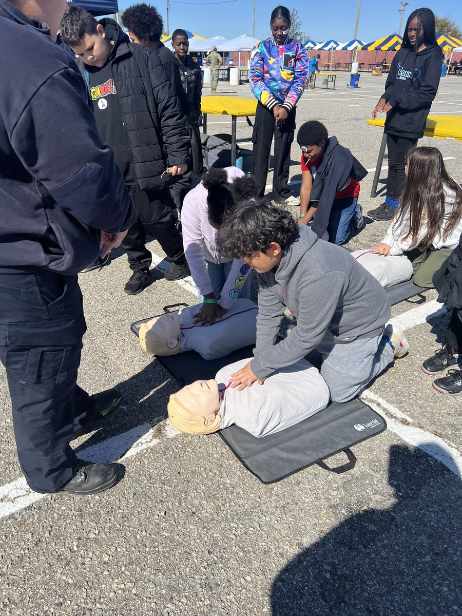 153_es's tweet photo. Oceanair went to STEM day at Naval Station Norfolk today @NPSchools_VA @KatrinaRountree https://t.co/04JY0hIc2W