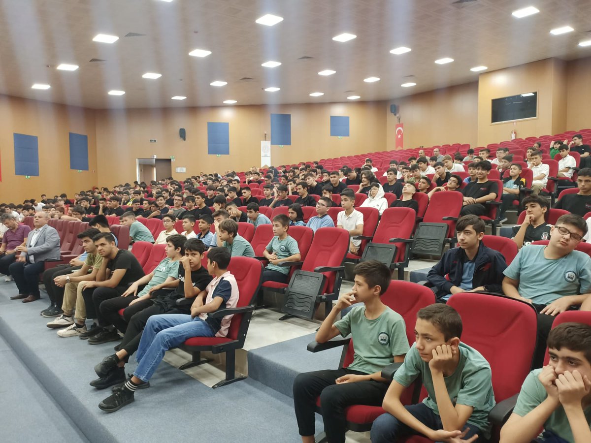 ￼

İmam Hatipler Haftası kapsamında il konferans salonunda bir program düzenlendi.

Programda Sosyal Güvenlik Kurumu İl Müdürü Sayın Mücahit ÇELİK İmam Hatip okullarının dünü, bugünü ve misyonu hakkında öğrencilerimizle sohbet etti.