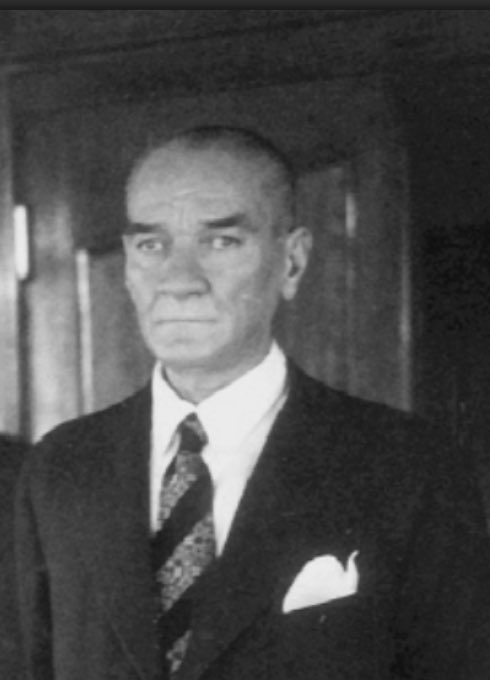 19 Mayıs 1938'de tedavisini yarım bırakıp Hatay davası için Adana ve Mersin'e askeri seyahate çıktı. 27 Mayıs'ta İstanbul'a döndü. Ertesi gün ilk kez fenalık geçirdi.

Bu fotoğraf o günlerde (1 Haziran) çekildi. Memlekete adanmış ömrün fotoğrafıdır. Gurur duyulasıdır.