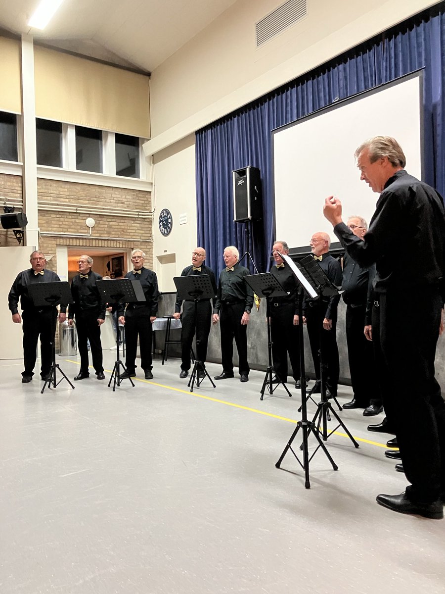 #Assen #De Golden Men van het #AsserMannenkoor tijden hun optreden  bij het jubileum feest van het huis van de buurt in #Assen-Oost. 60 jaar #DeSchulp