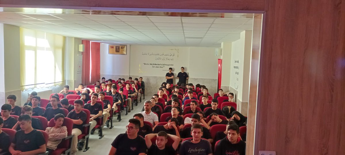 AihlSmk's tweet photo. İmam hatipler haftası münasebetiyle okulumuz konferans salonunda okulumuz öğretmeni Ali Doğan tarafından İmam hatiplerin dünü bugünü konulu konferans verildi ayrıca öğrencilerimize İmam hatiplerin kuruluşu ile ilgili video ve slayt izlettirildi. https://t.co/lzoaJVz7da