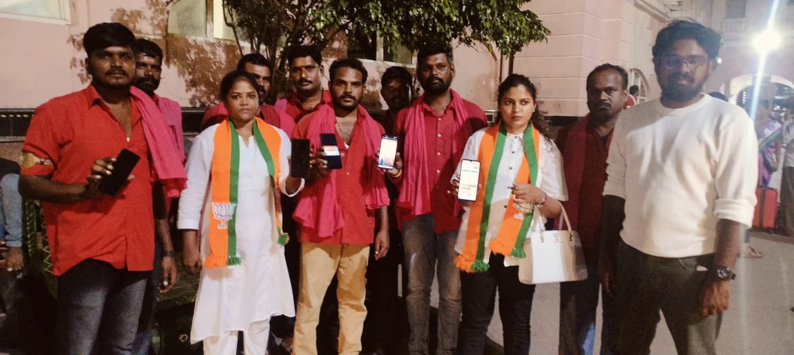 KomaliNaik's tweet photo. Today’s BJP membership drive in our office capital park and Secunderabad railway station, #bjpmembership #bjymmemebershipdrive #bjp #bjp4india #bjp4telangana #bjym4india #bjym4telangana https://t.co/mEJeByZLBB