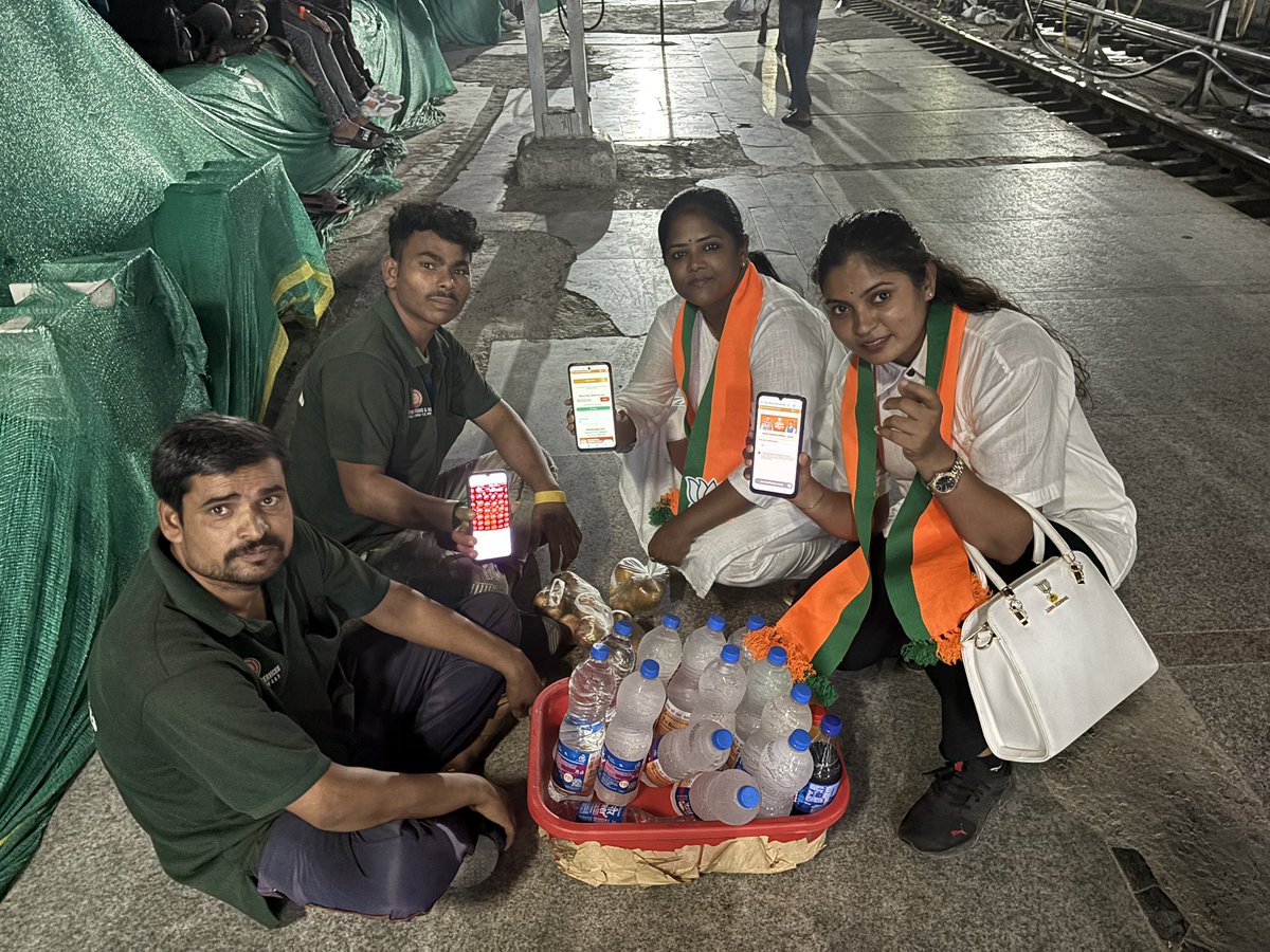 KomaliNaik's tweet photo. Today’s BJP membership drive in our office capital park and Secunderabad railway station, #bjpmembership #bjymmemebershipdrive #bjp #bjp4india #bjp4telangana #bjym4india #bjym4telangana https://t.co/mEJeByZLBB