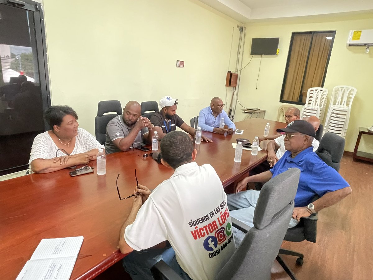 SurestePN's tweet photo. El Director Regional Sureste Wandy M. Madé Montilla, P.N., recibió de manera especial la visita de cortesía de una comisión de la Asociación de Cronistas Policiales (ACROPOl) de SPM. https://t.co/x899wLyGiF