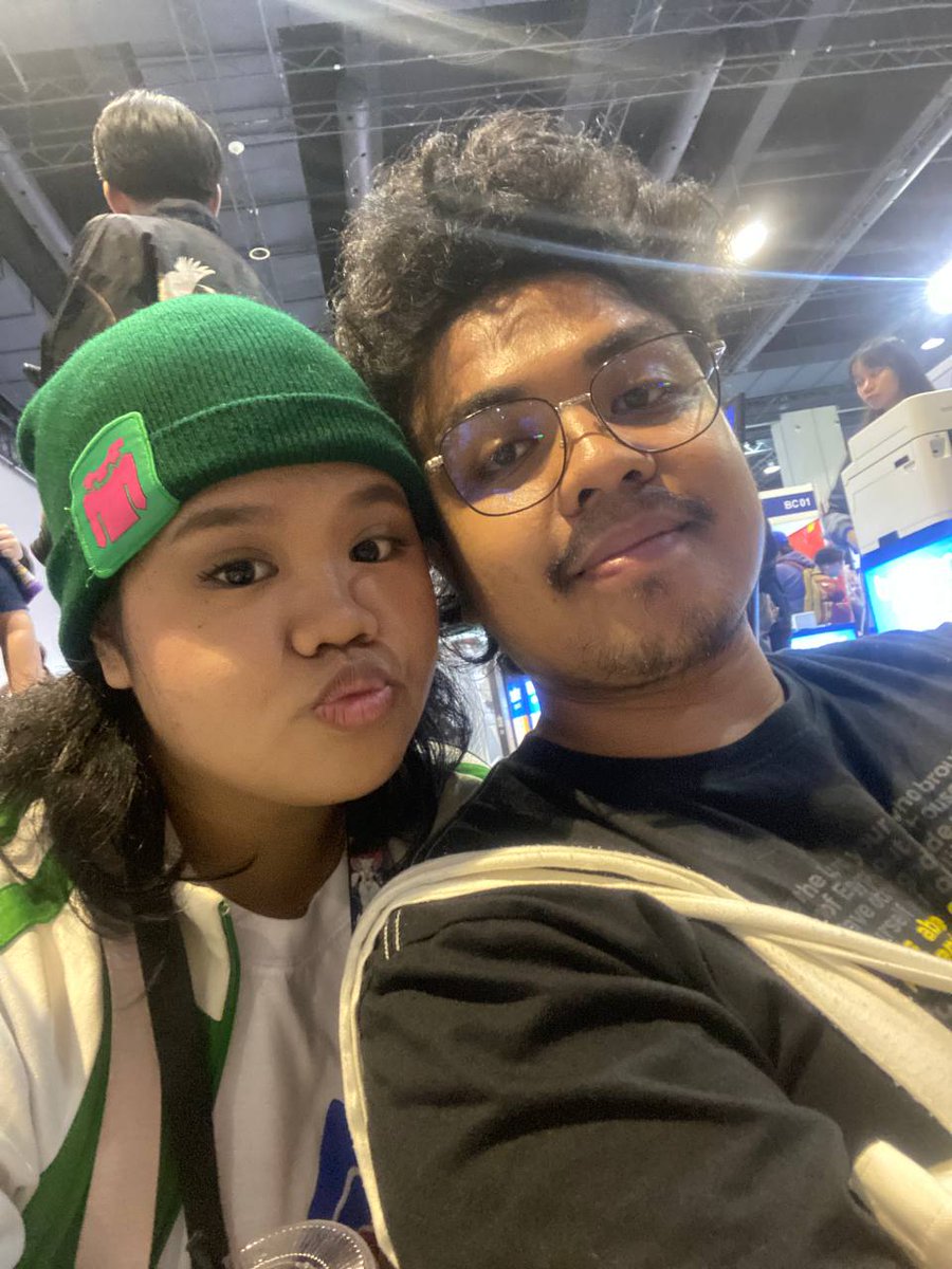 Bon521's tweet photo. I hope you take a moment to acknowledge how far you've come and celebrate all the things you've achieved this year.

I'll always be with you pushing forward so we could have the best life together.

I love you so much @smolspacegal https://t.co/VtmvHfXn92
