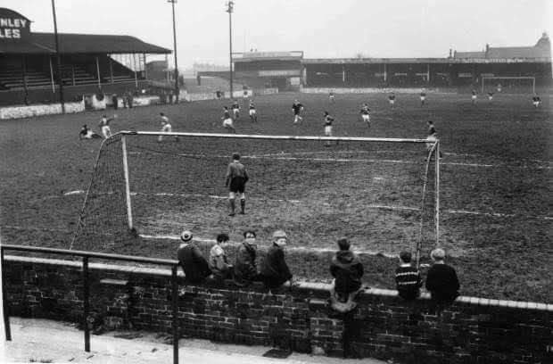 robertmdaws's tweet photo. PEEL PARK home of the original #AccringtonStanleyFC in the 1960's.
@ASFCofficial
Looks like a 10 year old in goal and no crowd 😁