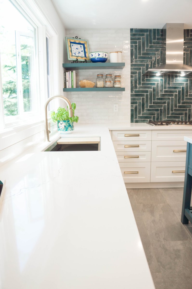 OakvilleKitchen's tweet photo. Stylish Oakville kitchen with Decor cabinets, @BenjaminMooreCA paint, Cambria countertops, @BoschGlobal appliances. Accents from @TopKnobs and @Brizo faucet. #KitchenReno #OakvilleDesign https://t.co/F7j7kesZ2L