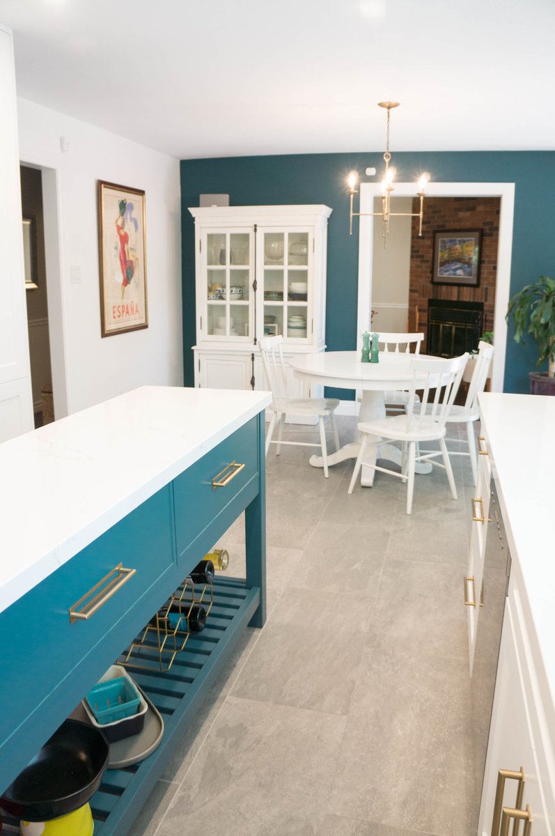 OakvilleKitchen's tweet photo. Stylish Oakville kitchen with Decor cabinets, @BenjaminMooreCA paint, Cambria countertops, @BoschGlobal appliances. Accents from @TopKnobs and @Brizo faucet. #KitchenReno #OakvilleDesign https://t.co/F7j7kesZ2L