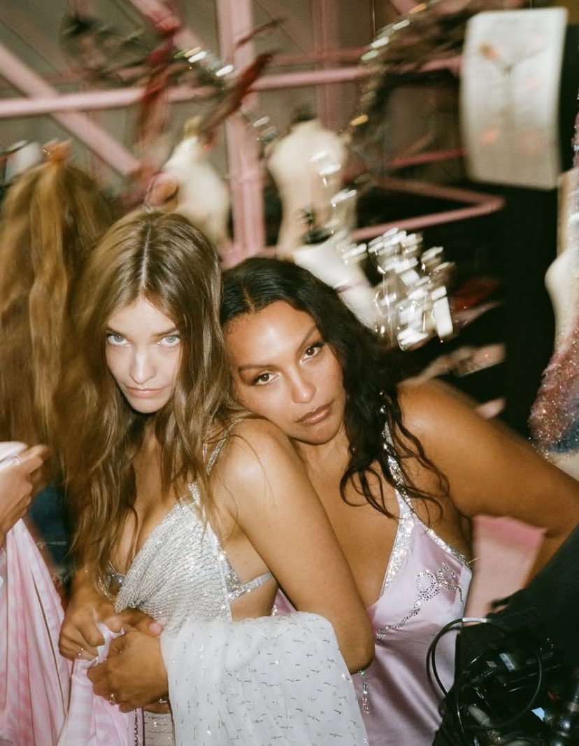 yvslhoe's tweet photo. VS backstage by Imaan Hammam💕🪽 https://t.co/Boe6Zt2iO2