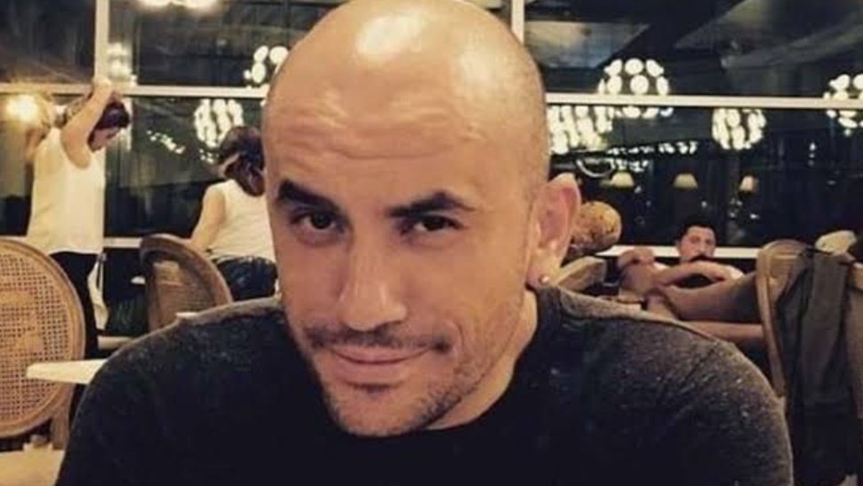 Oyuncu Giray Altınok:

"Kıvırmadan söylemek gerek.
8 bin tl için insanların bebeklerini öldüren insanların yaşatılmasını istemiyorum. Yasal ya da yasadışı farketmez benim için.".