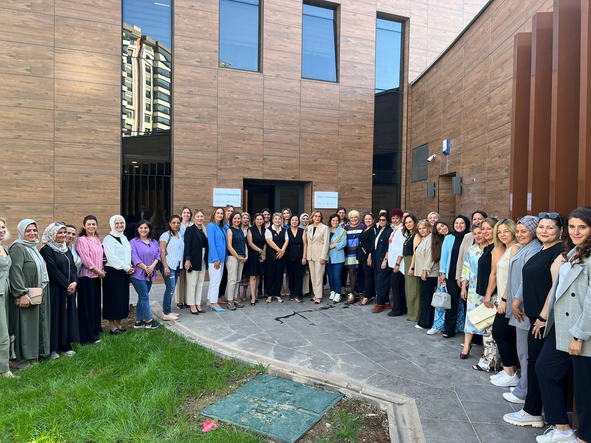 Gaziantep atölye etkinliği 15 Ekim günü Gaziantep İstasyon'da gerçekleştirildi. Aktif katılımla projemizin sürdürülebilirlik, enerji verimliliği ve temiz enerji çözümleri ile ilgili etkinliğin atölye çalışması tamamlanmış oldu. <a href="/SEDEFED/">Sektörel Dernekler Federasyonu (SEDEFED)</a> <a href="/_EYODER_/">Enerji Verimliliği ve Yönetimi Derneği</a> <a href="/WiRE_Canada/">Women in Renewable Energy</a>