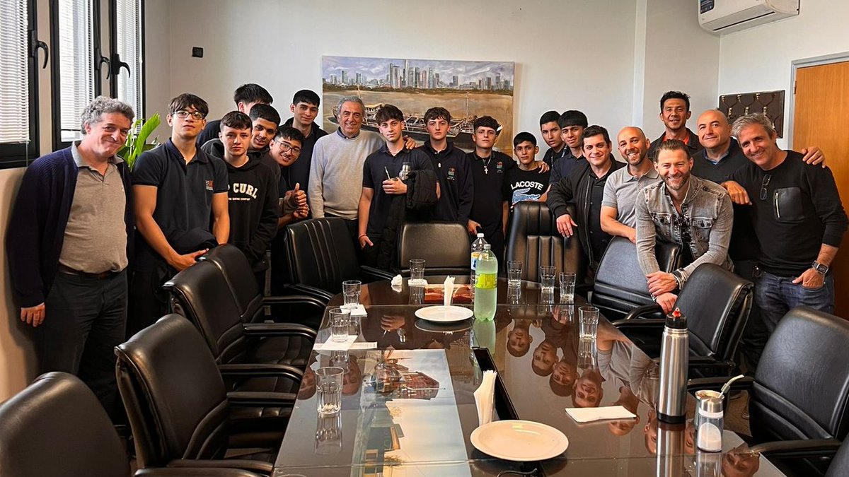 A través de la coordinación del Centro Comunitario Haciendo Ruido, representantes de nuestro personal embarcado les dieron una charla de orientación vocacional a alumnos del colegio Cruz del Sur de Barracas, sobre las oportunidades profesionales que ofrece el mundo marítimo.