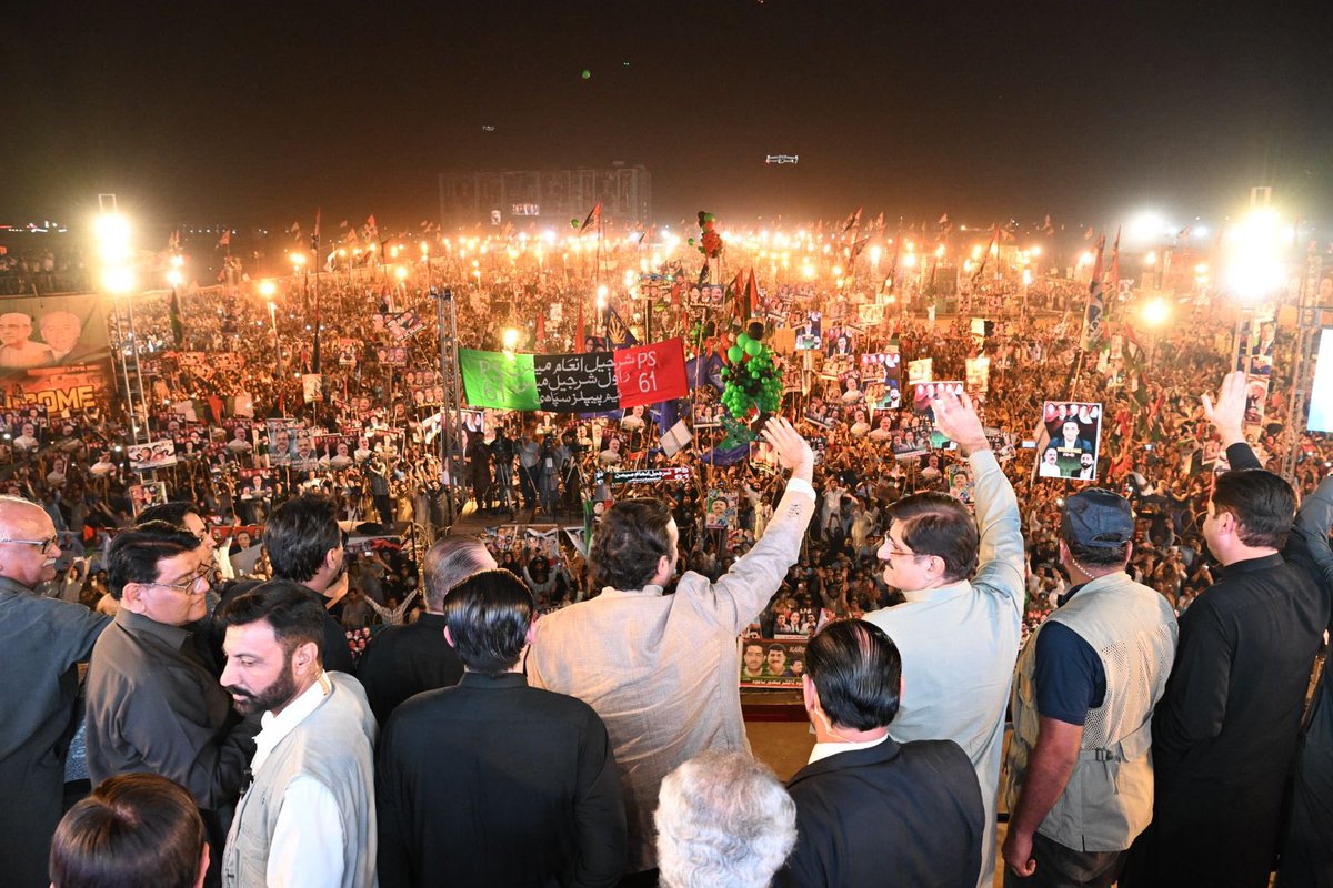 MediaCellPPP's tweet photo. پاکستان پیپلزپارٹی کے چیئرمین بلاول بھٹو زرداری حیدرآباد کے جلسہ عام میں شریک شرکاء کے پرجوش نعروں کا خیرمقدم کررہے ہیں
@BBhuttoZardari 
 #ShuhadaEJamhuriyat https://t.co/UBbxmc0Exe