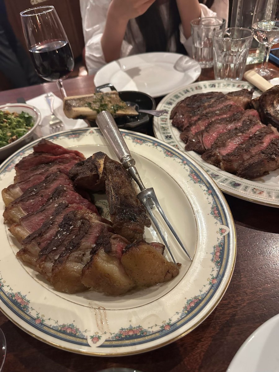 I had so much fun having dinner with my best friends.🍽🍸