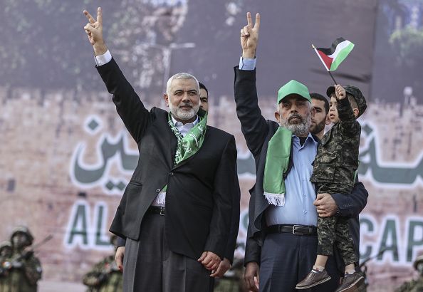 لقد نال الشهادةَ في قتالٍ
وكان إلى مكانتها تعنىٰ
كذا موت الأسود وهم بحربٍ
كسعد القادسيـة ، والمثنى
دماؤهمُ هتافٌ سوف يبقى
يجلجلُ بعد موتٍ : ما وهنـا
فقل للشامتيـنَ بـه خسئتم
لقد نال الم.جاه.ـد ما تمنىٰ 
وأمـا أنتم من قال عنكـم
حثالاتٌ ، لعمركَ ما تجنّـىٰ
#يحيى_السنوار #