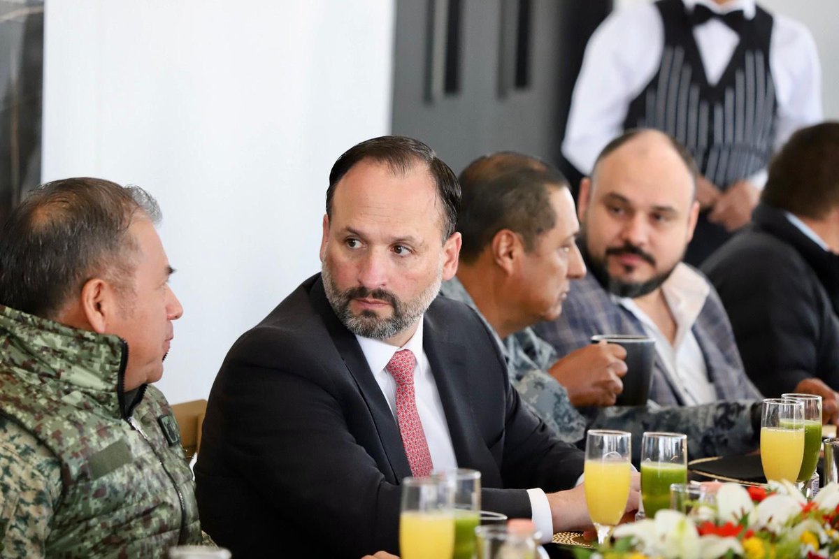 segegobchih's tweet photo. Santiago De la Peña @santiagodelap, Secretario General de Gobierno, en representación de la Gobernadora @MaruCampos_G, asistió a la Toma de Posesión y Protesta de Bandera del Inspector General Coordinador Estatal Alejandro Rivas Salgado en el Batallón de Guardia Nacional. https://t.co/2kYmFYHky2
