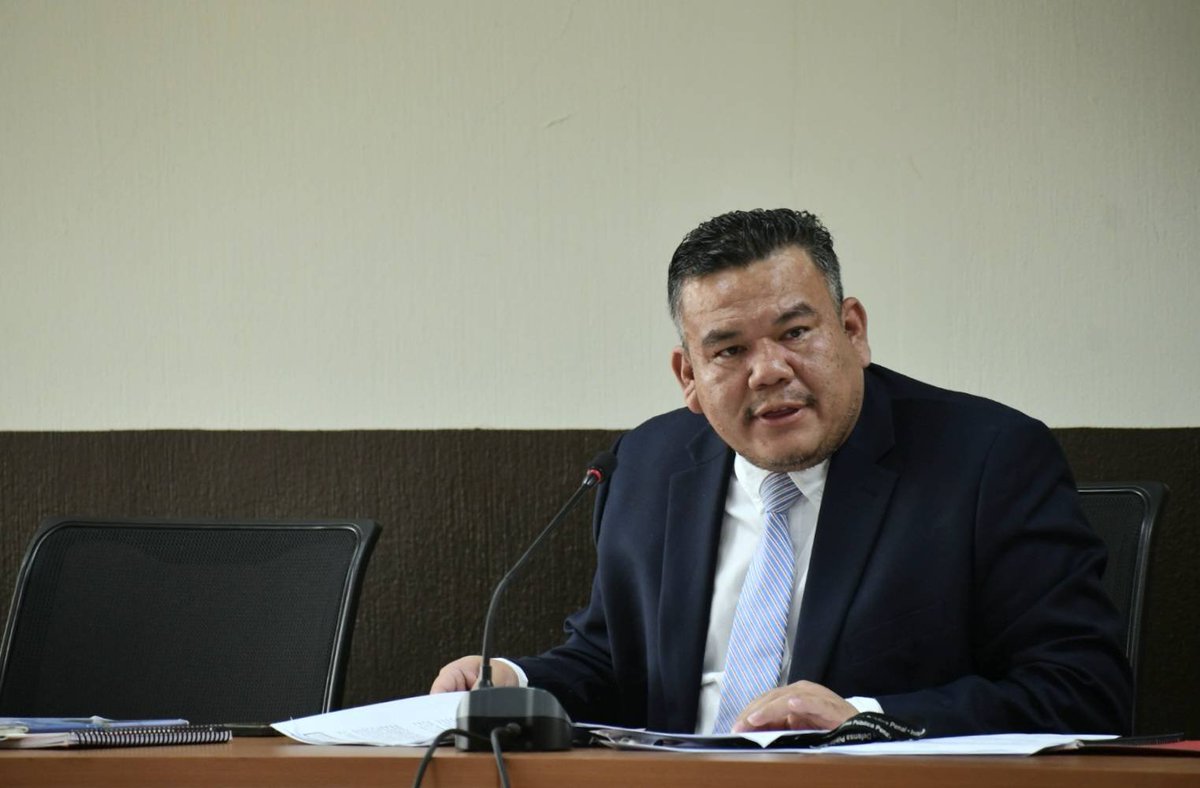 #CasoZamora | La audiencia para la revisión de medidas y etapa intermedia de Jose Rubén Zamora se aplaza para las 15 horas. 

La FECI y de la defensa de Ronald García Navarijo no se presentaron. El juez suplente Erick García señaló que si el abogado Raúl Falla, representante de