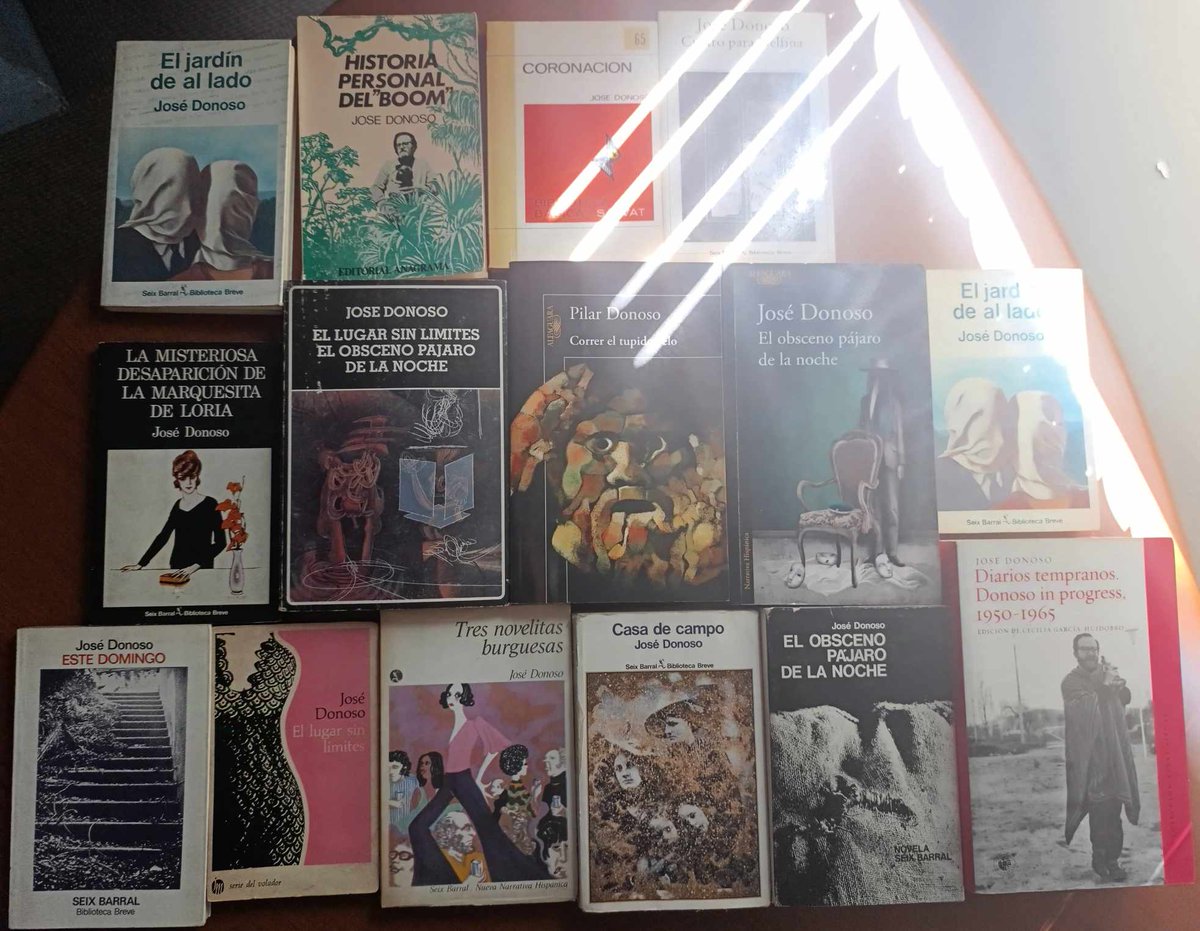🇨🇱📚José Donoso escribió sobre los monstruos, que lo son por ser diferentes, por ser otros, por ser. Nos hizo ver el pánico que nos ocasiona la diferencia y cómo conspiramos para aplastarla. Este mes se celebran los 100 años de su nacimiento, así que va🧵sobre su obra. 📚🇨🇱