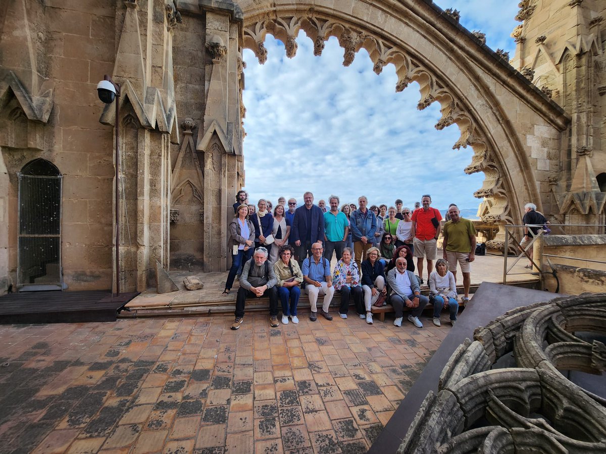 Mallorcat's tweet image. Avui la delegació de #Palma de l'@obraculturalbalear ha repetit la visita a la Seu i el terrat amb les persones que divendres 11 d'octubre quedaren en llista d'espera. #PerPalmaCadaMes. Les fotos són de Francisca Niell Llabrés .