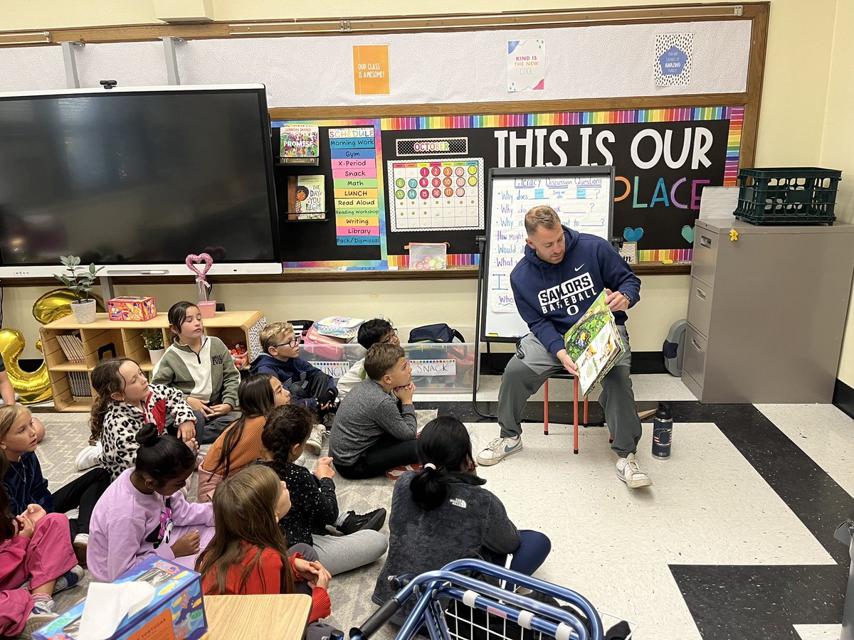 jspielberg22's tweet photo. Thank you @MsSheehan8 for letting me read to your class today! @O_School8 
📖 🐛 🍎 https://t.co/CI01W2fv5r