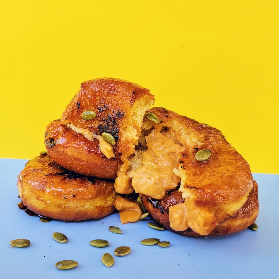 Pumpkin season is here! Treat yourself to our creamy Pumpkin Brulee Donuts 🍂🎃 
.
.
#PumpkinBrulee #FallFlavors #PumpkinSeason #Donuts #Brioche #AutumnVibes