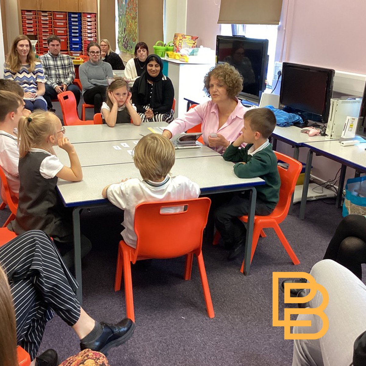 BblTeacher's tweet photo. This week we looked at the teaching of phonics and guided reading. Our highly experienced and knowledgeable Phonics Lead, Dina Fielding led the sessions which have helped our trainees to understand how reading is taught across Early Years, Key Stage 1 and 2. https://t.co/BnT3PXM0m4