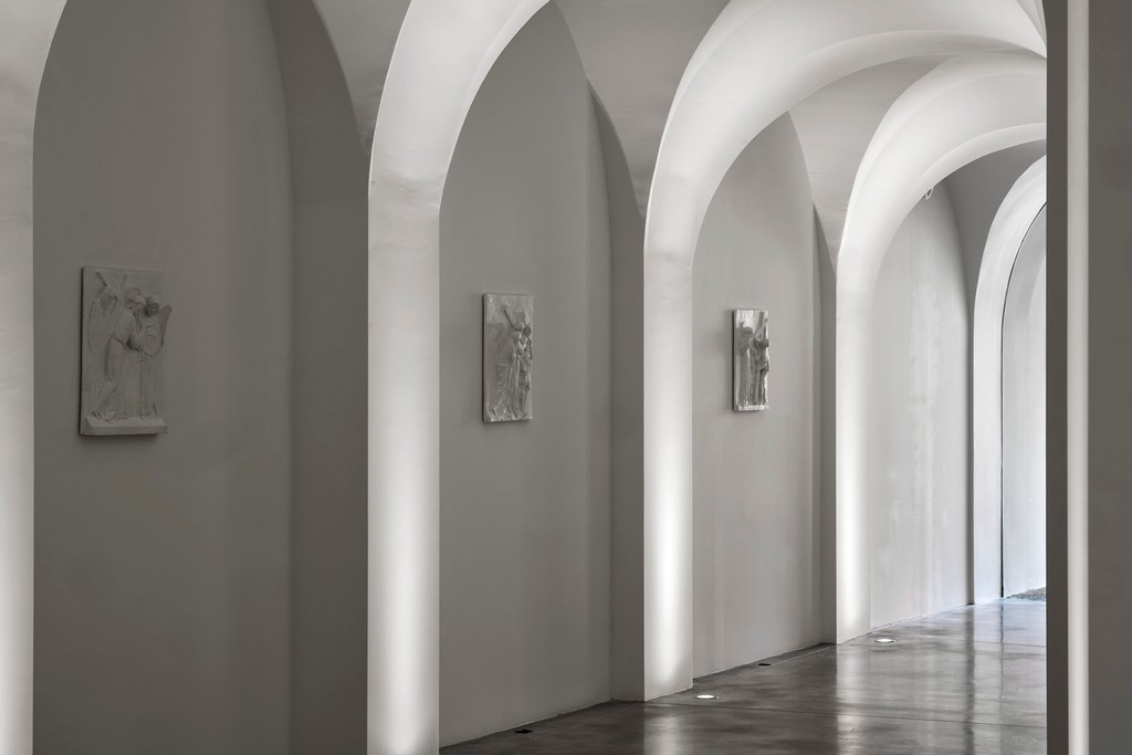 A behind-the-scenes look at our principal, Gianpiero, in action--bringing his visions to life, quite literally on the walls of our Chapel project in Florence for the Fiorentina Soccer Team's complex. 
@roccobcommissoviolapark @violapark.fiorentina