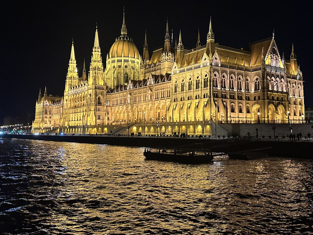 Brice_Fodda's tweet photo. Buda-Pest et son Danube.
Réunion des agents des États membres de l’🇪🇺 devant la #CJUE.
@CourUEPresse https://t.co/HAqp4XU1nU