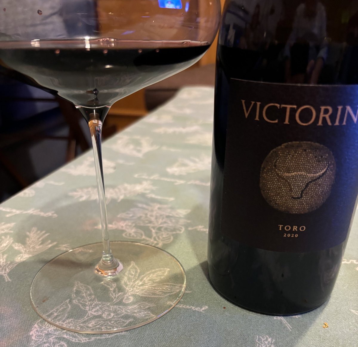 salsadechiles's tweet photo. Tarde con dos estupendos vinos de Castilla y León @tierradesabor. Victorino 2020, de los hermanos Eguren en Toro, y María 2009, de @AlonsodelYerro, @DORibera https://t.co/K1OV1qoX4E