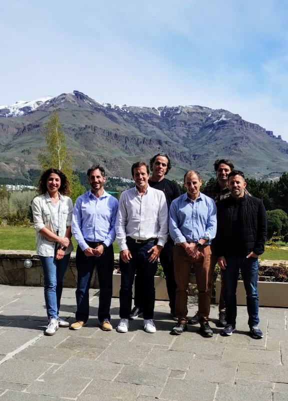 FAEVYT's tweet photo. ➡️ FAEVYT sigue creciendo
🤝 Reunión de nuestro presidente Andrés deya y vicepresidente Ezequiel Barberis con parte de la comisión directiva de la Asociación Regional de San Martín de los Andes #ASMAAVYT, nuevo integrante de la famila FAEVYT
#SomosFAEVYT #FAEVYTFederal https://t.co/hBmuHK6Rq0