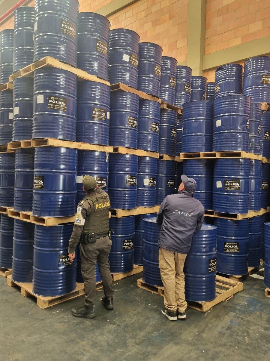 DIANColombia's tweet image. En Cota, Cundinamarca, Aduanas Bogotá hizo aprehensión cercana a 3000 rollos de tela y 186 canecas de poliol, con avaluo comercial de 6 mil millones de pesos, sin documentos de soporte. Esta acción protege el comercio legal y la industria nacional. #TodosContraElContrabando