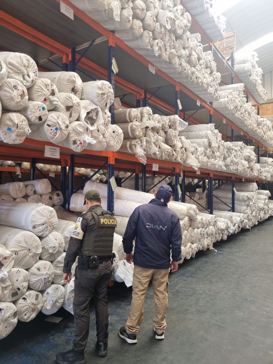 DIANColombia's tweet image. En Cota, Cundinamarca, Aduanas Bogotá hizo aprehensión cercana a 3000 rollos de tela y 186 canecas de poliol, con avaluo comercial de 6 mil millones de pesos, sin documentos de soporte. Esta acción protege el comercio legal y la industria nacional. #TodosContraElContrabando