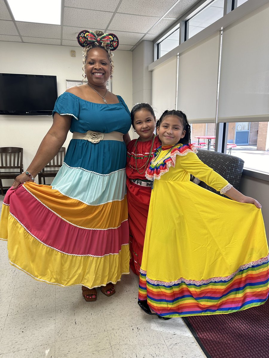 Stgarner_AP's tweet photo. Hispanic Heritage Program @StehlikES_AISD. https://t.co/1iMJvgnDIy