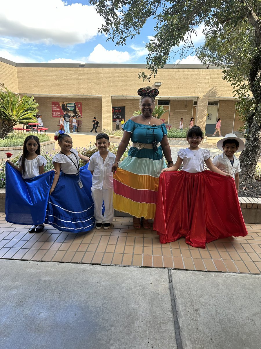 Stgarner_AP's tweet photo. Hispanic Heritage Program @StehlikES_AISD. https://t.co/1iMJvgnDIy