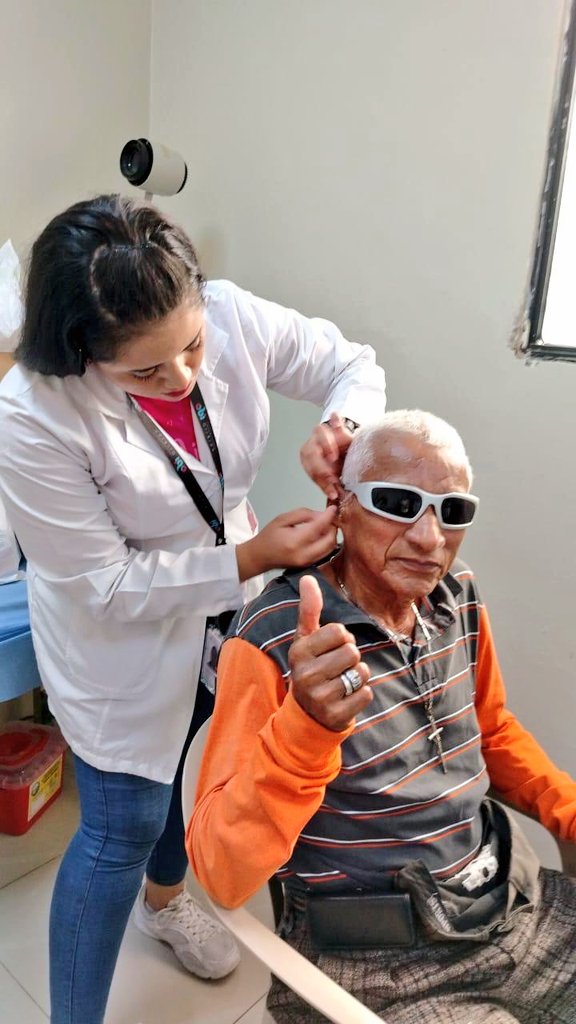 DPS_LosRios's tweet photo. #Babahoyo | @Salud_Ec entrega 144 audífonos a personas con discapacidades auditivas, de los 220 que adquirió con una inversión de 30 mil dólares. El acto se cumple en el Hospital General Martín Icaza, y beneficia a usuarios de #LosRíos, #Guayas y #Bolívar. https://t.co/NZxGWSQE10