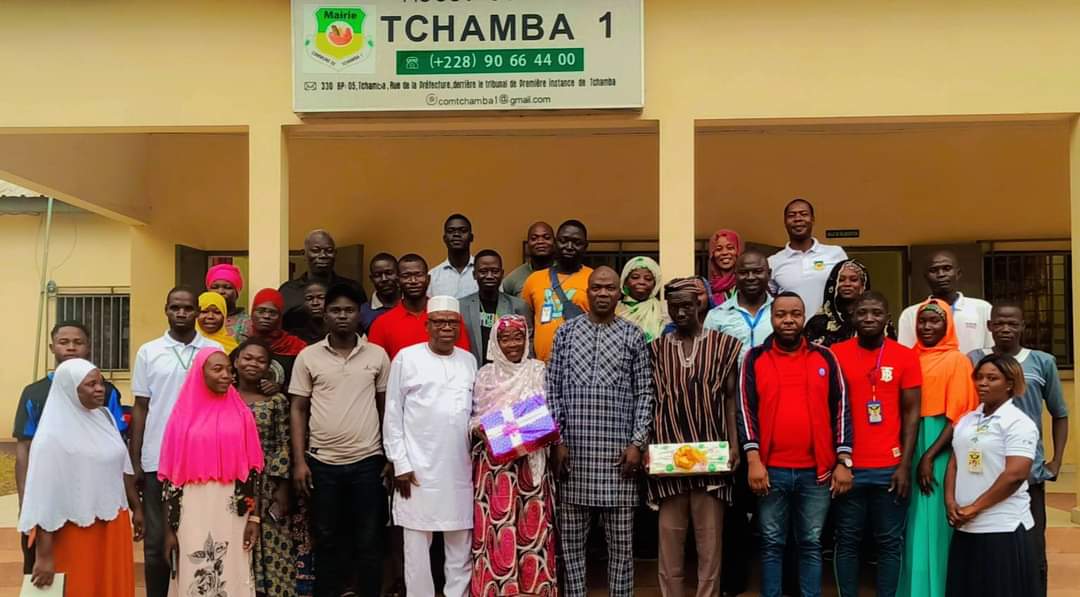 La Mairie célèbre ses agents admis à la retraite.

Madame Koko KOUBERE et Monsieur Yadjiwo ISSOFA deux agents municipaux de la commune de Tchamba 1 ont été admis à la retraite.
Le jeudi, 17 octobre 2024, ils étaient à l'honneur.
Lire plus ici 👉facebook.com/share/p/PxWWiW…