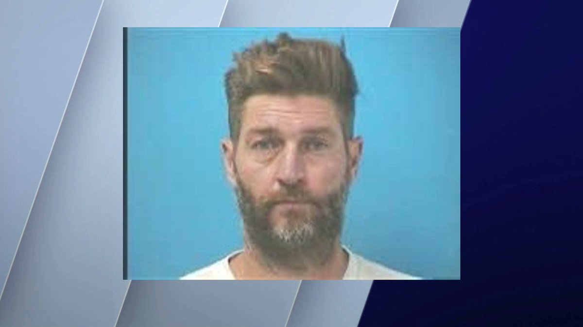 DailyLoud's tweet photo. Former Chicago Bears quarterback Jay Cutler arrested for DUI and gun possession.

He allegedly offered other driver he hit $2000 to not call the police. https://t.co/qyo1XX422D