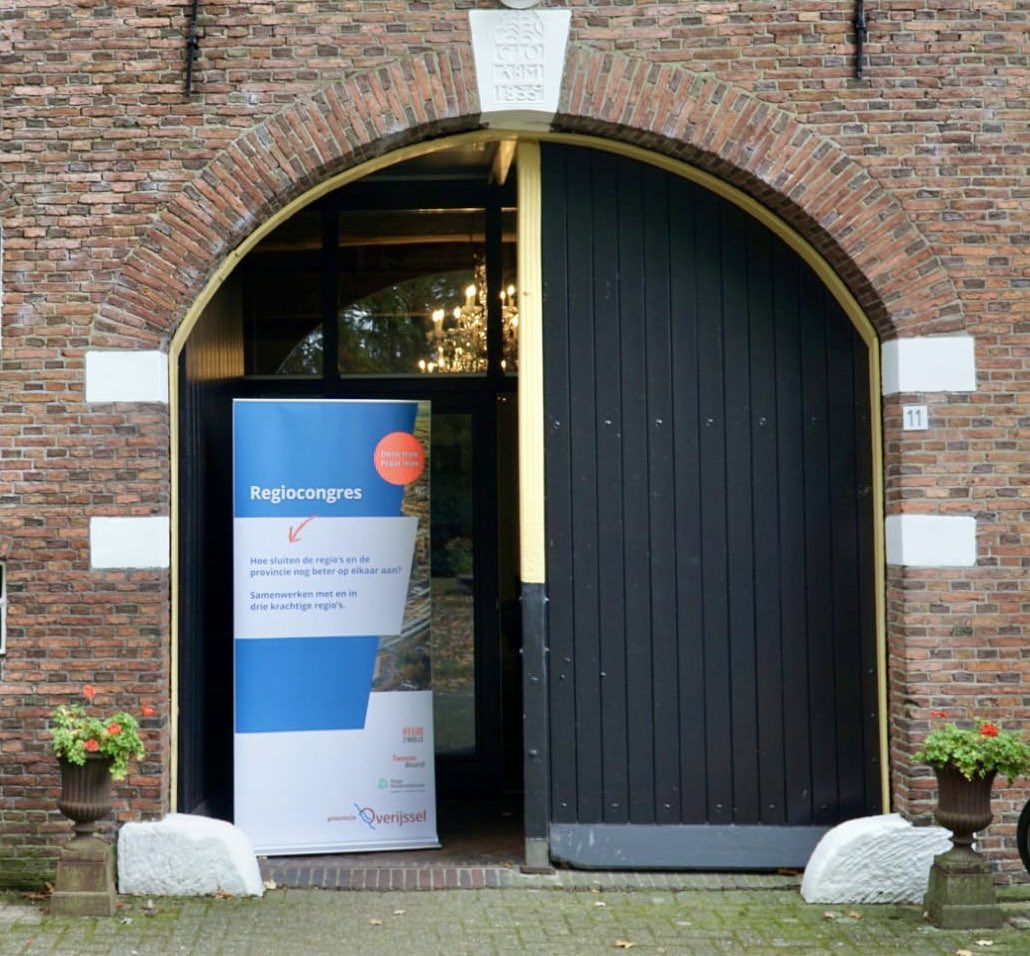 AndriesHeidema's tweet photo. GLUREN BIJ DE BUREN.
We zijn vaak erg druk in en met onze eigen regio.
Deze week een inspirerende ontmoeting van bestuurders uit @ProvOverijssel @Regio_S3H  @TwenteBoard en @RegioZwolle  LEREN van elkaar en bekijken wat we SAMEN hebben op te pakken. Voor herhaling vatbaar! https://t.co/2QBUyBTTiE